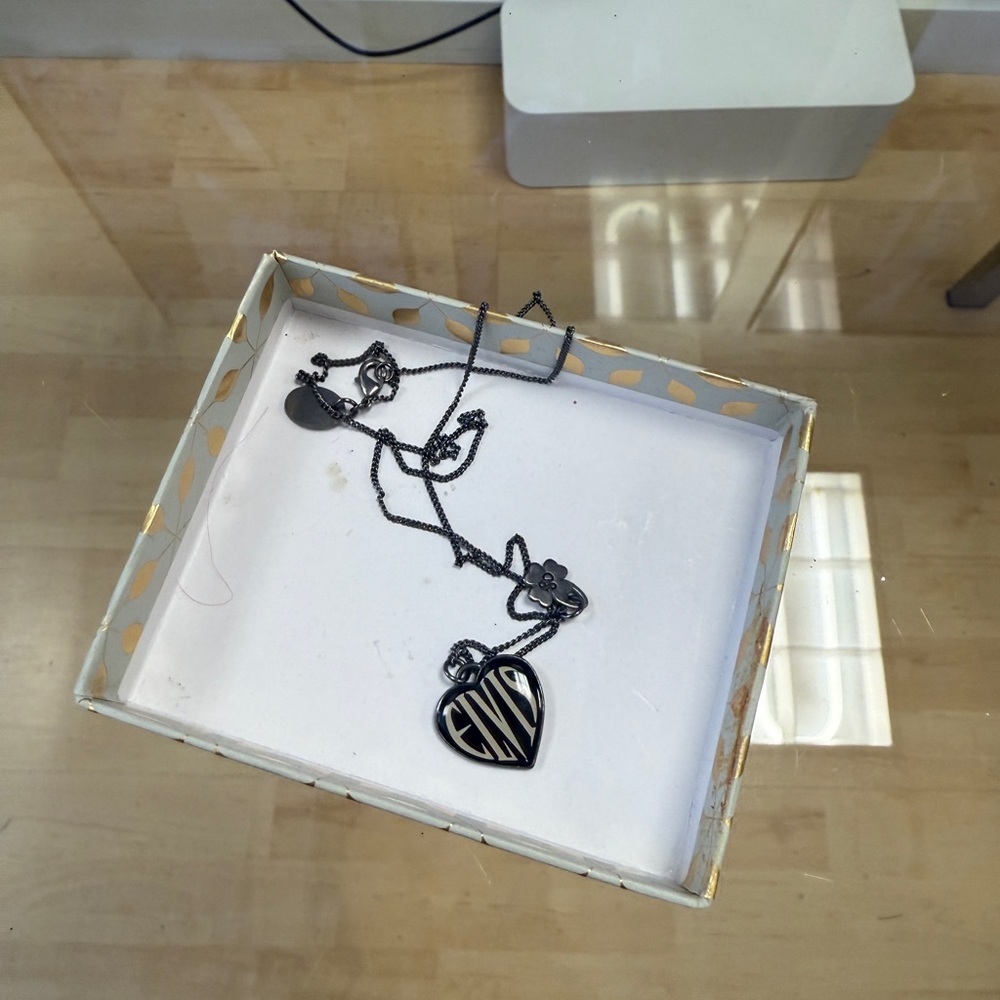 Chic Elvis Silver Heart Necklace